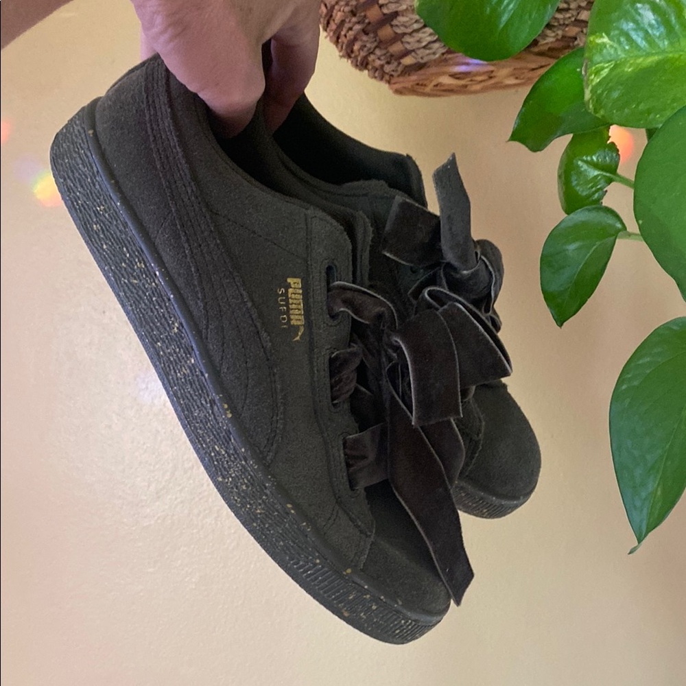 Puma Suede forest green gold accent Sneakers with velvet Bow laces Rare sz 7